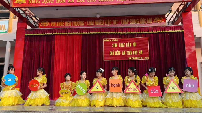 Sinh hoạt dưới cờ: "An toàn cho em" do lớp 4D thể hiện