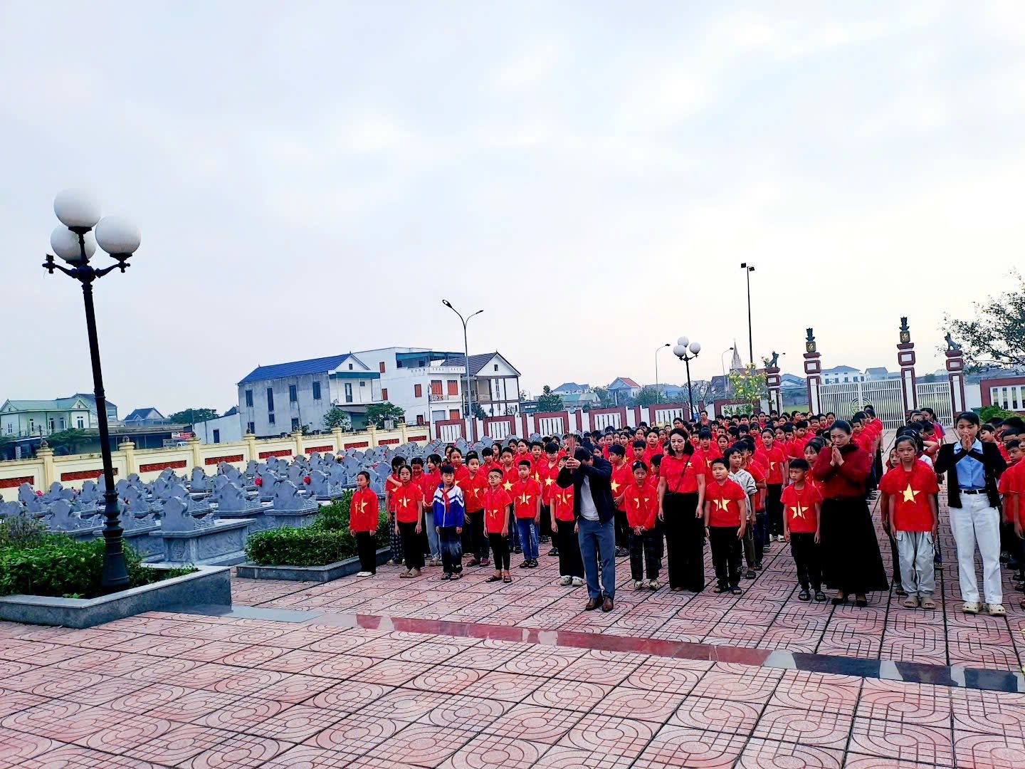 ngày 22/12 GV, HS thắp hương kính viếng tại nghĩa trang liệt sĩ.