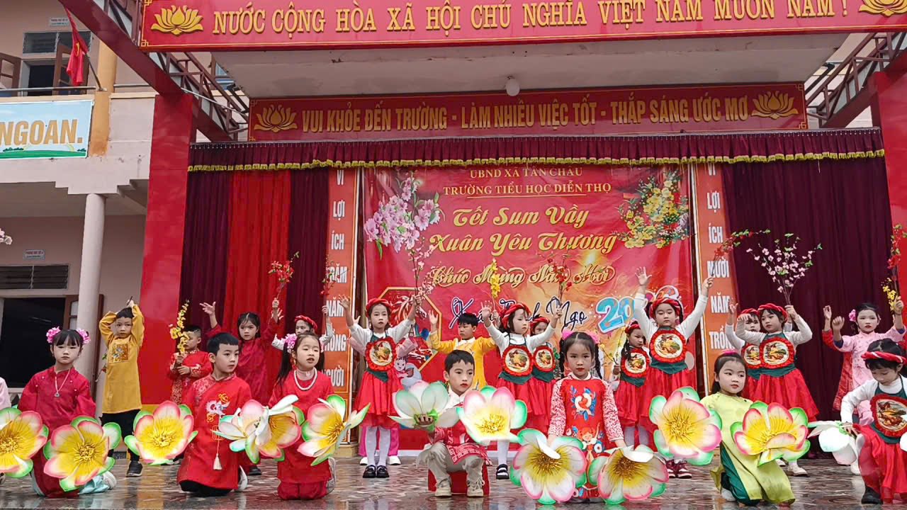 các em hs khối 1 sinh hoạt liên đội với chủ điểm “ Mừng Đảng mừng Xuân”